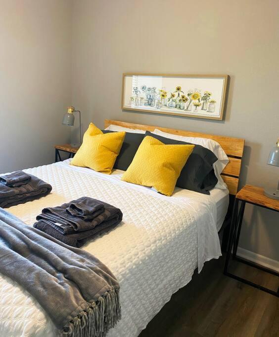 The Delores - 2 Bedroom Apt In Quilt Town, Usa Hamilton ภายนอก รูปภาพ