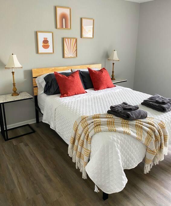 The Delores - 2 Bedroom Apt In Quilt Town, Usa Hamilton ภายนอก รูปภาพ