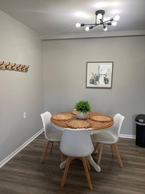 The Delores - 2 Bedroom Apt In Quilt Town, Usa Hamilton ภายนอก รูปภาพ