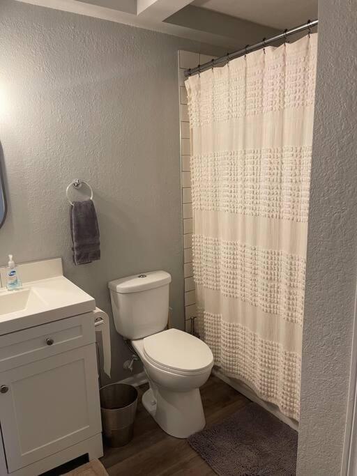 The Delores - 2 Bedroom Apt In Quilt Town, Usa Hamilton ภายนอก รูปภาพ